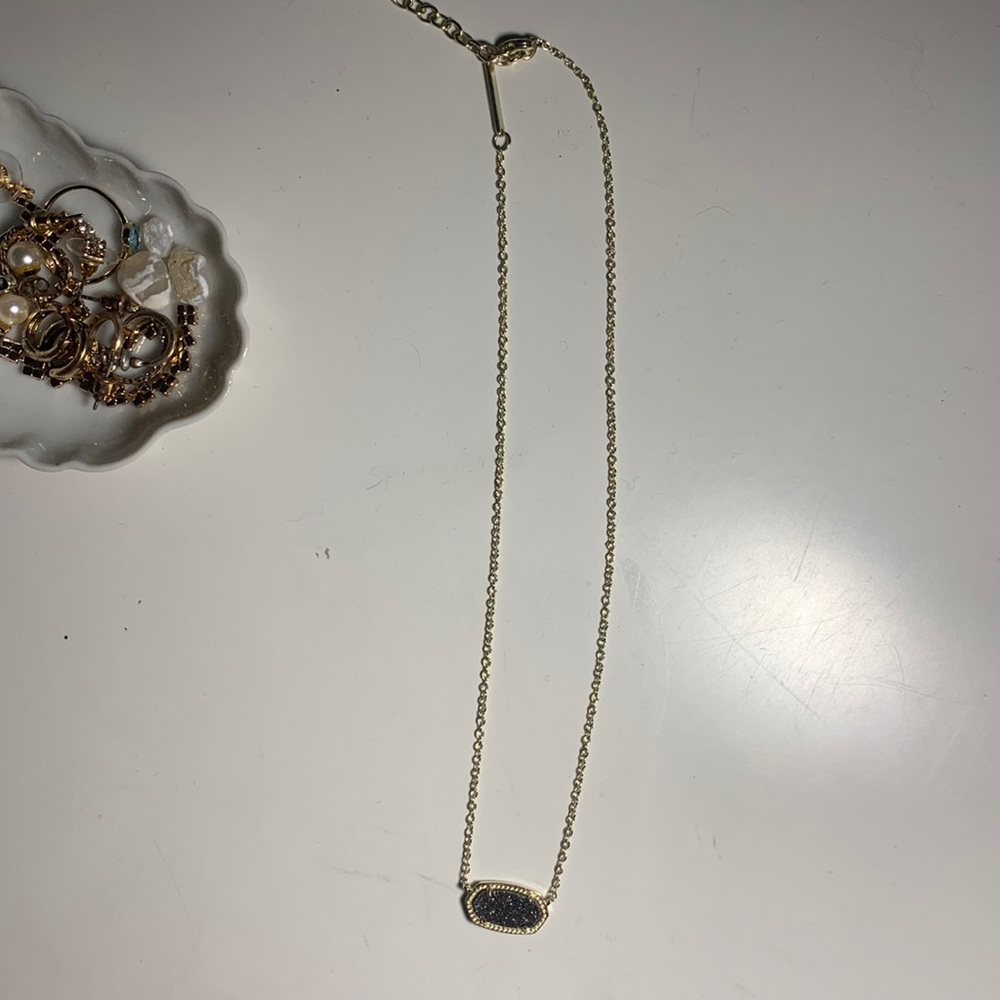 LIKE NEW Kendra Scott necklace